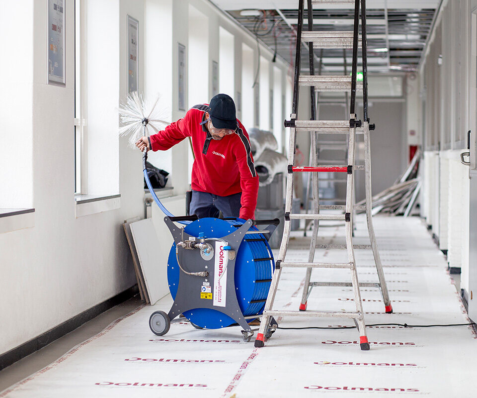 Dolmans medewerker reinigt luchtkanaal met speciale apparatuur