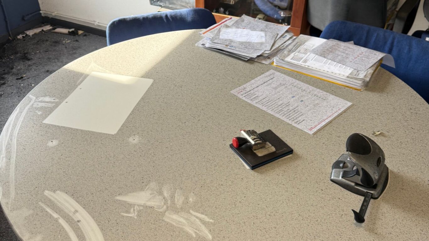 Asresten op tafel in een bedrijfshal
