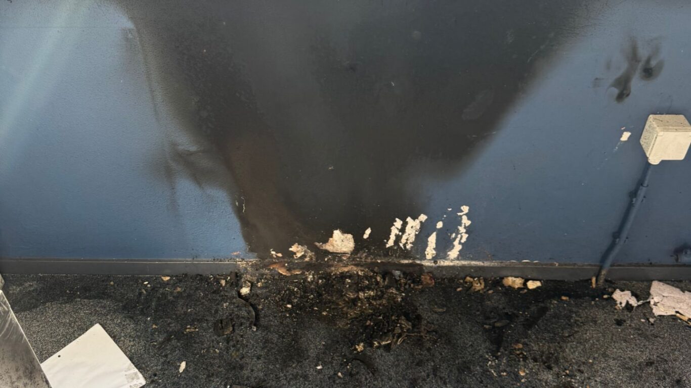 As op de zijkant van het aanrecht onder het raam van het bedrijfsgebouw