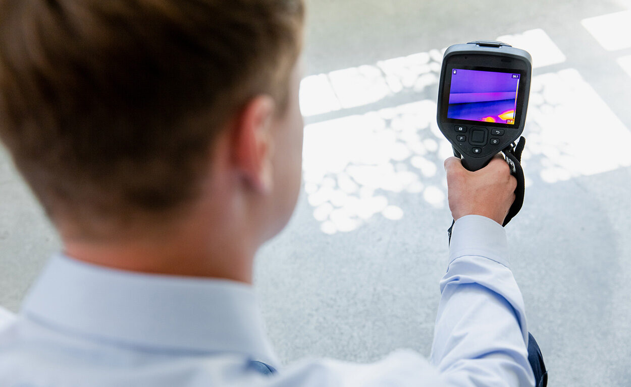 Dolmans specialist voert lekdetectie uit met infraroodcamera